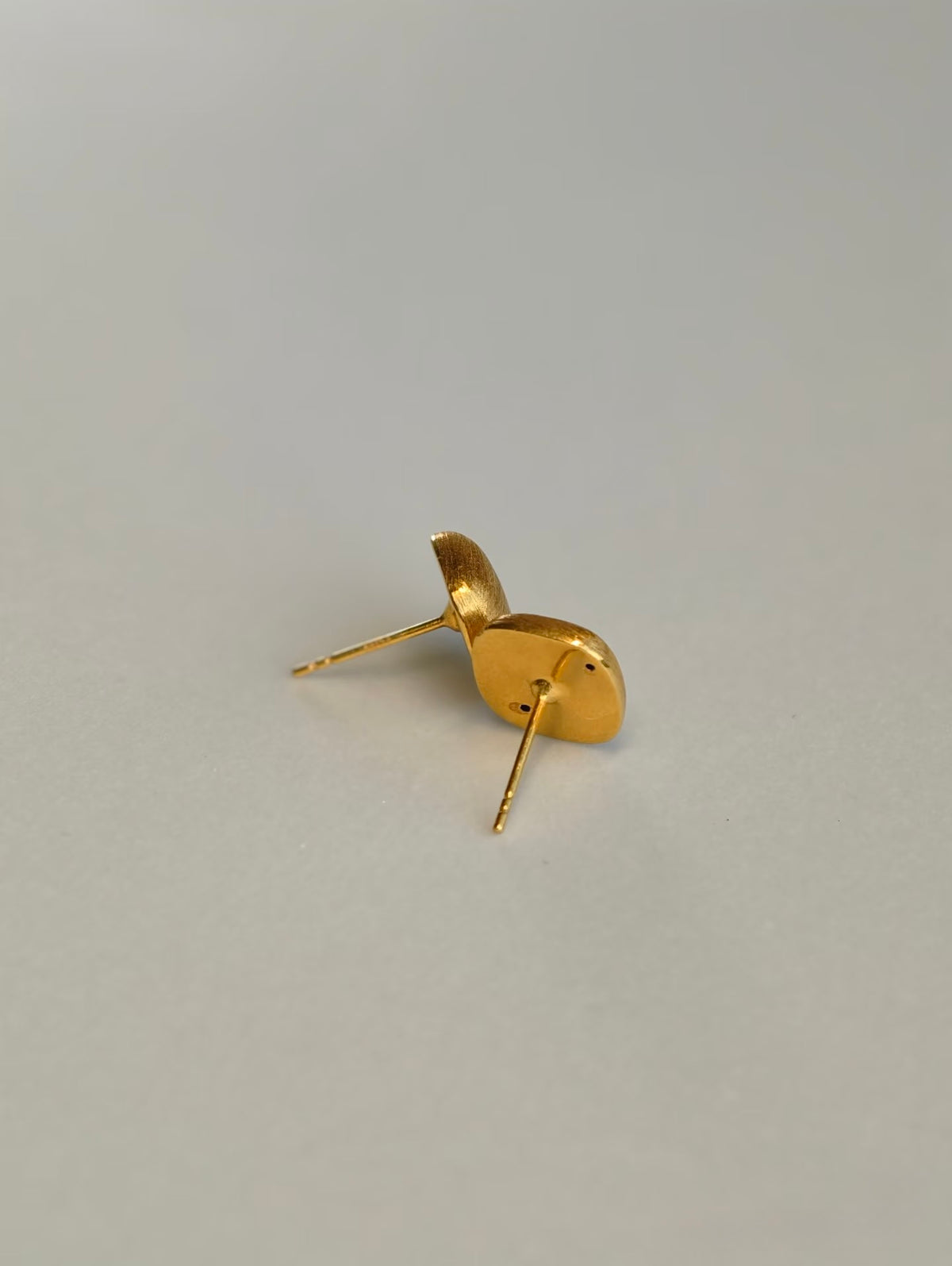 18K yellow gold brushed stud earrings — rear view