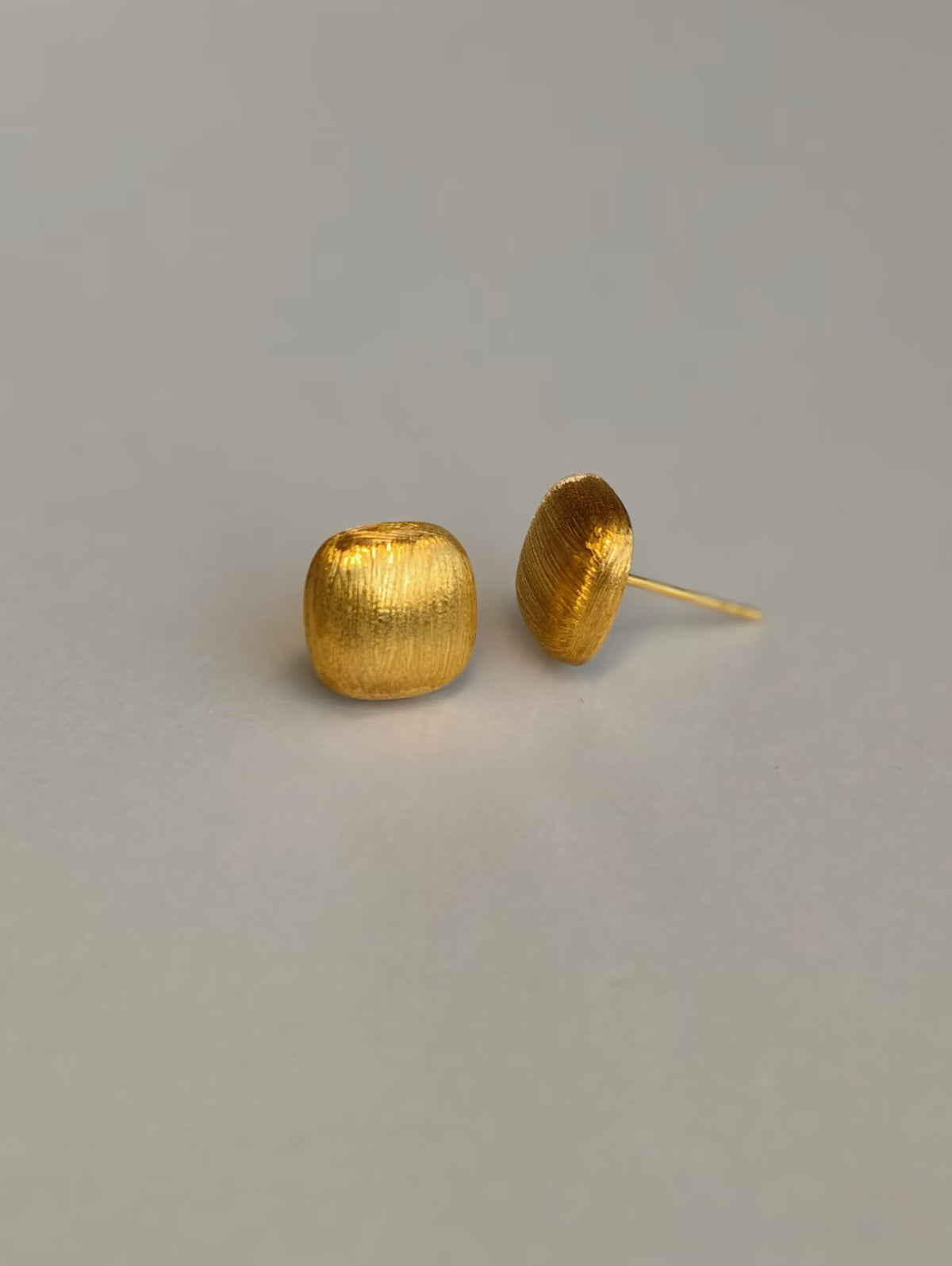 18K yellow gold brushed stud earrings