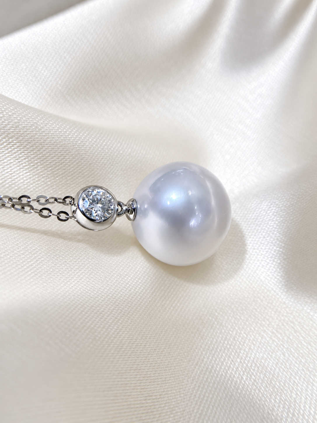 13–13.5mm white South Sea pearl pendant with lab-grown diamond