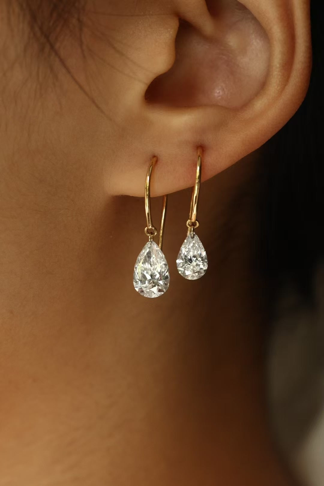 Pear-cut lab-grown diamond drop earrings in yellow gold, view 3
