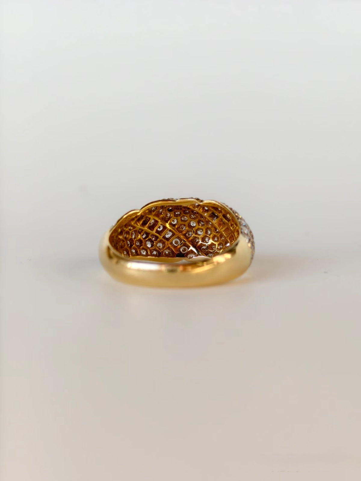 Vintage-inspired 18K yellow gold bombé twist ring with pavé natural diamonds